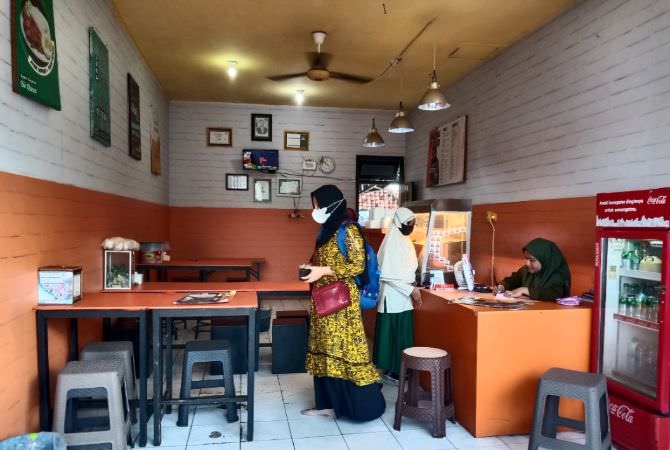 beda-dari-biasanya-ayam-geprek-bie-queen-sediakan-sambal-khas