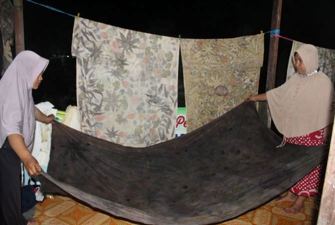 berbahan-alami-hijab-ecoprint-laris-di-pasaran