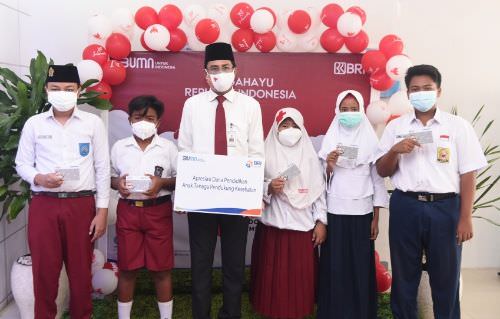 hut-kemerdekaan-ri-bri-salurkan-beasiswa-kepada-anak-tenaga-medis