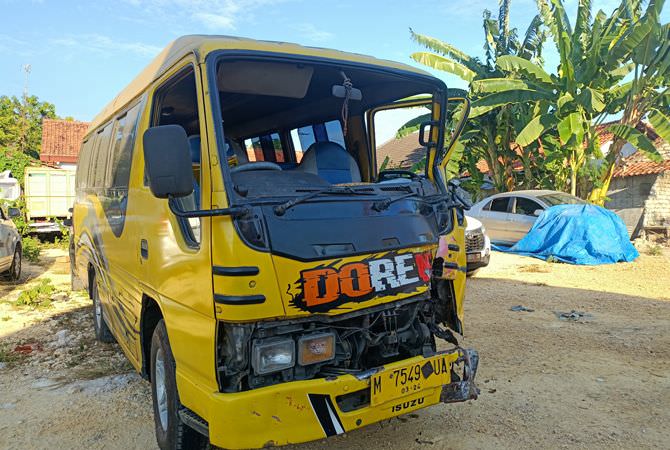 pemotor-tewas-tertabrak-setelah-tabrakan-dengan-minibus