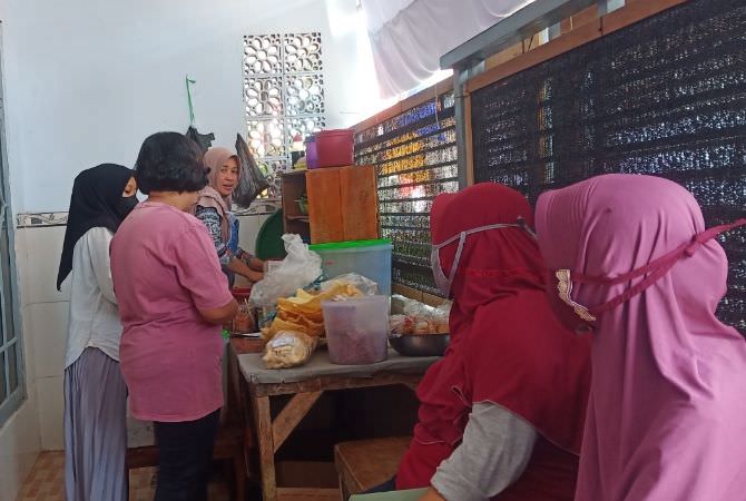 rujak-cingur-ibu-fitria-puluhan-tahun-manjakan-lidah-pelanggan