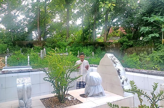 berkunjung-ke-makam-syekh-ali-akbar-syamsul-arifin