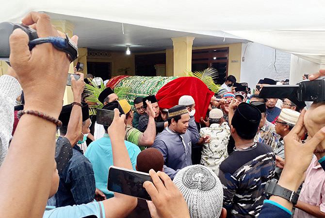 nana-mardiana-nyaris-pingsan-saat-prosesi-pemakaman-imam-s-arifin
