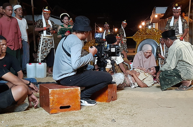 TOTALITAS: Kru dan talent saat proses syuting film Basiyat di Kecamatan Ganding beberapa waktu lalu. (KRU BASIYAT UNTUK RadarMadura.id)