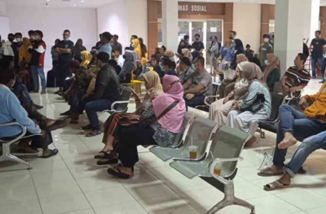 HARUS BERSABAR: Warga antre untuk melakukan perekaman e-KTP di MPP kemarin. (JUPRI/RadarMadura.id)