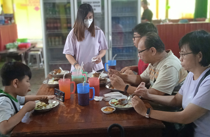 NIKMAT: Tanto Kusumo bersama istri, anak, menantu, dan cucunya menikmati sajian bebek di RM Bebek Suramadu di Jalan Raya Ketengan, Kecamatan Burneh, Bangkalan, Minggu (8/5). (JUPRI/RadarMadura.id)