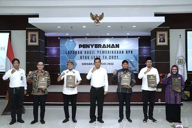 BERHASIL DIPERTAHANKAN: Bupati Pamekasan Baddrut Tamam (dua dari kiri), Bupati Bangkalan Abdul Latif Amin Imron (tiga dari kiri), dan Bupati Sumenep Achmad Fauzi (tiga dari kanan) berfoto bersama Kepala BPK RI Perwakilan Jawa Timur Joko Agus Setyono di Si