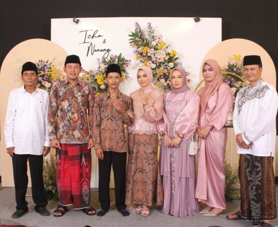 KHIDMAT: Dari kanan, H. Holbari, Wabup Sampang H. Abdullah Hidayat, pasangan Nanang Prayogi dan Nurischa Putri Marisha, Hj. Mariam Melindo, Hj. Susan Melindo, serta H. Ishak Melindo, S.E. (ISTIMEWA)
