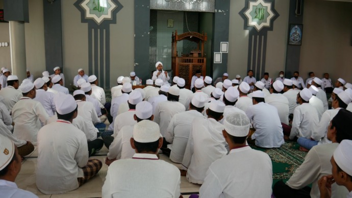 BERI TAUSIAH: Ustad Abdurahman saat berceramah di Masjid Baiturrahman Lapas Narkotika Kelas II-A Pamekasan, Rabu (25/5).