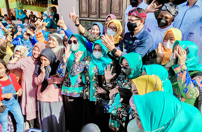 AKRAB: Menteri Pariwisata dan Ekonomi Kreatif Sandiaga Salahuddin Uno berfoto bersama masyarakat Sumenep kemarin. (RIDHO M. SUBASTIAN/RadarMadura.id)