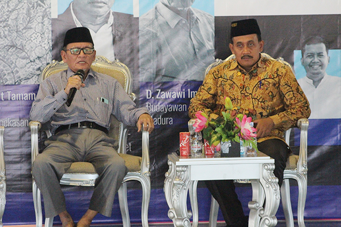 BUDAYAWAN MADURA: Kiri, D. Zawawi Imron didampingi Kepala Disdikbud Pamekasan Akhmad Zaini saat menjadi pemateri di sebuah acara yang digelar di Pendapa Agung Ronggosukowati kemarin. (MOH. BUSRI/RadarMadura.id)
