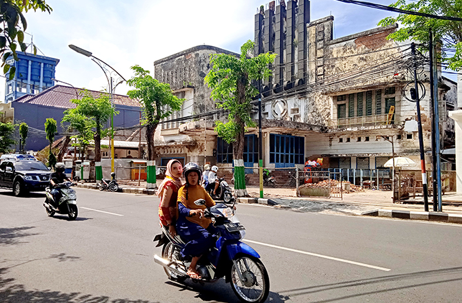 TETAP KOKOH: Pengendara motor melintas di depan Gedung Bioskop Irama, Jalan Panglima Sudirman, Pamekasan, kemarin. (MOH. BUSRI/RadarMadura.id)