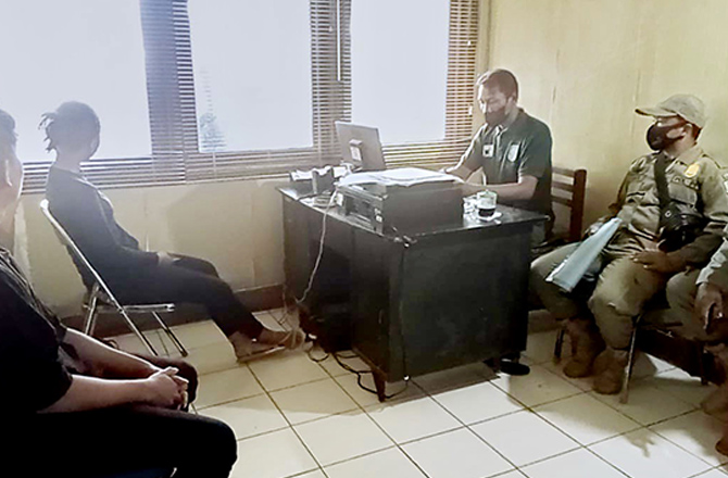 TERCIDUK: AA dan WI diamankan ke kantor Satpol PP Pamekasan setelah ditemukan berduaan dalam satu kamar di salah satu rumah kos. (SATPOL PP PAMEKASAN FOR RadarMadura.id)