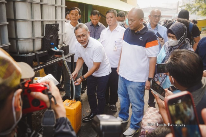 TURUN LANGSUNG: Mendag Zulkifli Hasan meninjau stock point MGCR di Pasar Kramat Jati, Jakarta, Sabtu (25/6).