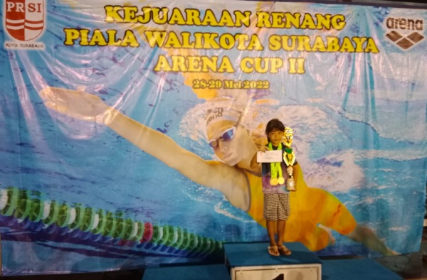 MEMBANGGAKAN: Evelyn berfoto usai menerima piala dan uang pembinaan di Surabaya Jumat (27/5). (Fathan for RadarMadura.id)