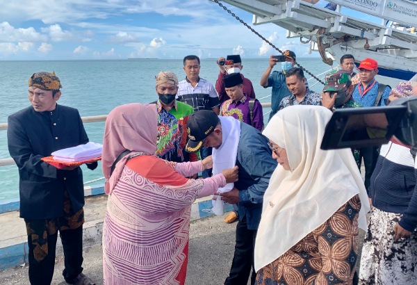 SAMBUTAN HANGAT: Bupati Sumenep Achmad Fauzi bersama Wabup Dewi Khalifah dan rombongan tiba di Pelabuhan Brakas, Kecamatan Raas, Minggu (5/6). (Dafir Falah/RadarMadura.id)