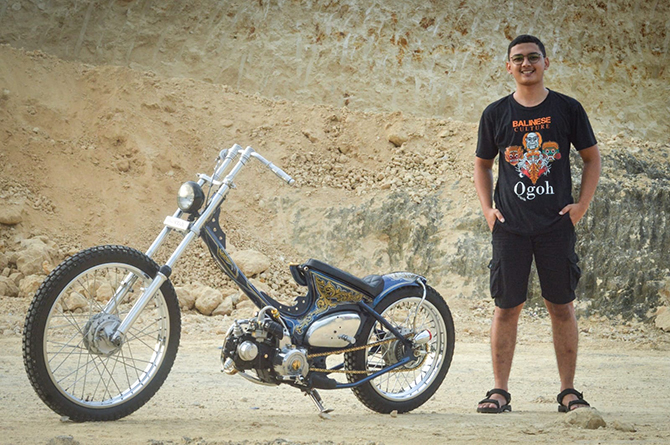 MENARIK: Reza, warga Kelurahan Karangduak, Kecamatan Kota Sumenep, berpose di samping motor custom miliknya. (REZA UNTUK RadarMadura.id)