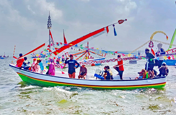 f-Petik laut (1) MA’RUF/JPRM ANTUSIAS: Pergelaran rokat tase’ di Desa Labuhan, Kecamatan Sreseh, Sampang, berlangsung meriah, Sabtu (18/6).  Ratusan Perahu Meriahkan Rokat Tase’ SAMPANG, Jawa Pos Radar Madura – Masyarakat Desa Labuhan, Kecamatan Sreseh, m