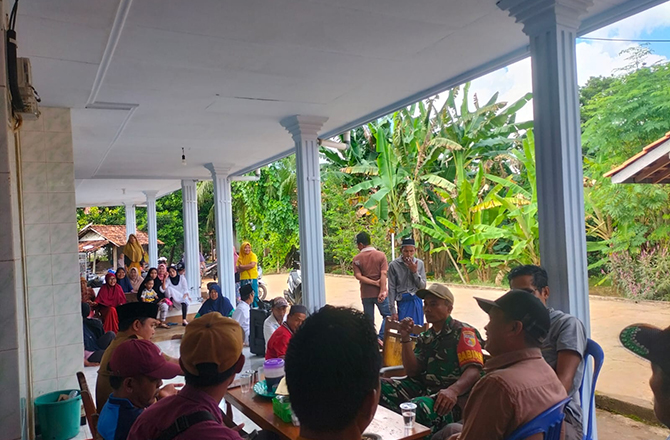 MENEGANGKAN: Pertemuan masyarakat, BPD, dan pemdes dikawal aparat penegak hukum di Balai Desa Bilis-Bilis, Kecamatan Arjasa, Sumenep, kemarin. (MASSURY FOR RadarMadura.id)