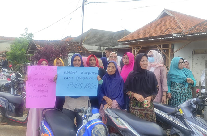 GERAM: Massa Aliansi Masyarakat Peduli Bilis-Bilis melakukan aksi di kantor BPD Bilis-Bilis, Kecamatan Arjasa, kemarin. (MASSURY FOR RadarMadura.id)