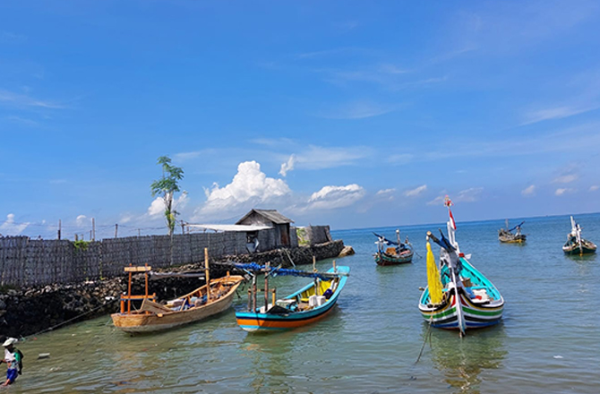 CERAH: Nelayan baru turun dari perahu di peraiaran Desa Sejati, Kecamatan Camplong, Sampang, kemarin. (JUNAIDI PONDIYANTO/RadarMadura.id)