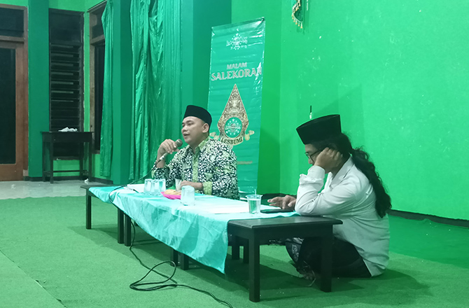 DISKUSI BERSAMA: Pemred Jawa Pos Radar Madura Lukman Hakim AG (kiri) didampingi moderator Nun Urnoto El Banbary memantik diskusi Malem Salekoran PC Lesbumi Sumenep pada Jumat malam (24/6). (MOH. JUNAIDI/RadarMadura.id)