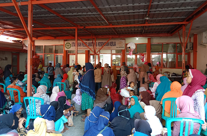 HARUS SABAR: Puluhan warga antre saat hendak mencairkan BPNT di kantor Pos Cabang Bangkalan, Selasa (12/4). (ZEINAL ABIDIN/RadarMadura.id)
