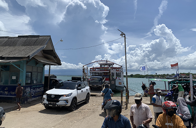 TRANSPORTASI: Kapal tongkang penyeberangan Kalianget–Talango, Sumenep, mengangkut penumpang beberapa waktu lalu. (DAFIR FALAH/RadarMadura.id)