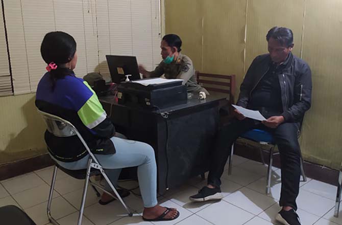 INTEROGASI: Penyidik memeriksa perempuan berinisial S di kantor Satpol PP dan Damkar Pamekasan Selasa (12/7). (SATPOL PP DAN DAMKAR PAMEKASAN UNTUK RadarMadura.id)