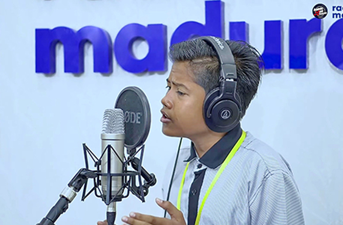ADU BAKAT: Ach. Valen Akbar saat mengikuti NIC Radar Madura TV di Pamekasan. (RadarMadura.id)