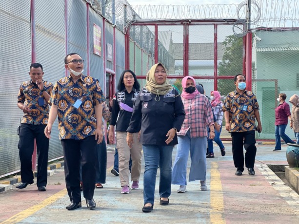 SAMBUT BAIK: Kalapas Narkotika Kelas IIA Pamekasan Yan Rusmanto (berkacamata) menemani kunjungan LPP Kelas IIA Malang, Jumat (1/7). (Lapas Narkotika Pamekasan for RadarMadura.id)