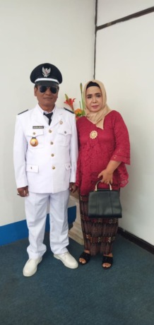 SERASI: Kepala Desa Tajungan Zainal Arifin bersama istri.(Kades Tajungan for RadarMadura.id)