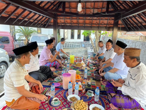 GUYUB: Sebagian kades se-Kecamatan Kwanyar hadir dalam acara silaturahmi rutinan di kediaman Kades Karang Entang Syaiful Ismail, Minggu (3/7). (Darul Hakim for RadarMadura.id)