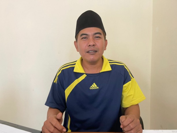 SEMANGAT BARU: Kades Batah Timur Slamet Riyadi memberikan statement saat ditemui di balai desa. (Darul Hakim/RadarMadura.id)