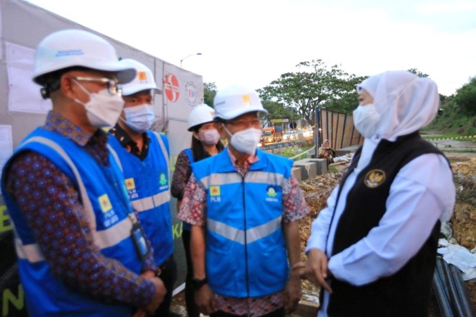 BERSEMANGAT: General Manager PLN UIP JBTB Muhammad Ramadhansyah (kiri) bersama Gubernur Jatim Khofifah Indar Parawansa saat memantau pemasangan kabel di kawasan Suramadu. (PLN untuk JPRM).