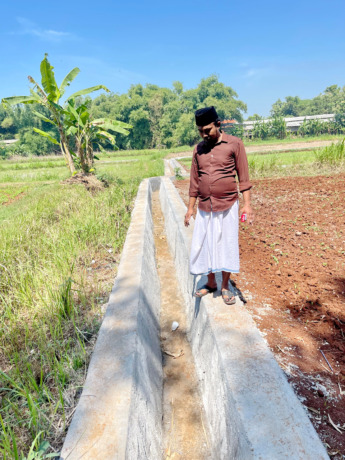 PEMBANGUNAN: Kepala Desa Janteh Sultoni Azizur Rohman meninjau pekerjaan irigasi di Dusun Janteh Tengah.