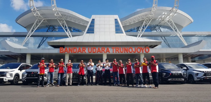 KOMPAK: Member X-MOC Indonesia chapter Sumenep berpose bersama di depan Bandara Trunojoyo Sumenep. (M. Ramli Roly Eko Susilo untuk RadarMadura.id)