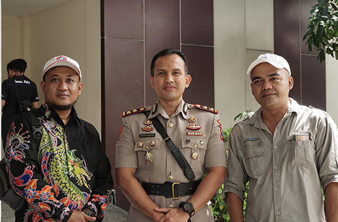 SIAP BERSINERGI: Kapolres Sumenep AKBP Edo Satya Kentriko bersama Korlip JPRM Hariyanto dan Redaktur JPRM Rusydi Zain kemarin. (ABRAR GHAZY HARDIAN/RadarMadura.id)