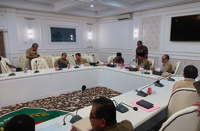 DISKUSI: Wakil Bupati Pamekasan Fattah Jasin bersama Sekkab Totok Hartono melaksanakan rapat bersama OPD terkait catatan Ombudsman kemarin. (ANIS BILLAH/RadarMadura.id)