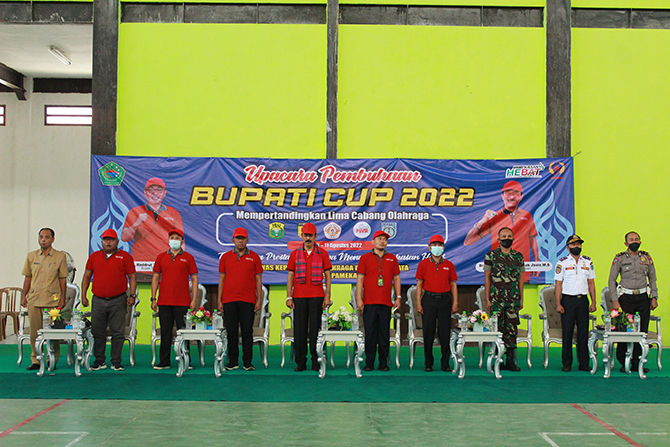 SATU TUJUAN: Wabup Pamekasan Fattah Jasin membuka kegiatan Bupati Cup 2022 di GOR Nyalaran kemarin. (MOH. IQBAL AFGANI/RadarMadura.id)