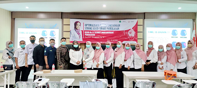 KOMPAK: Peserta dan panitia penyelenggara kegiatan optimalisasi penatalaksanaan stroke RSUD Smart Pamekasan berfoto bersama di ruang pertemuan kemarin. (MOH. IQBAL AFGANI/RadarMadura.id)