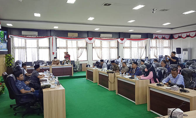 MEMANAS: Keluarga almarhumah Zaitun melakukan audiensi dengan pihak RS Larasati di kantor DPRD Pamekasan kemarin. (MOH. BUSRI/RadarMadura.id)