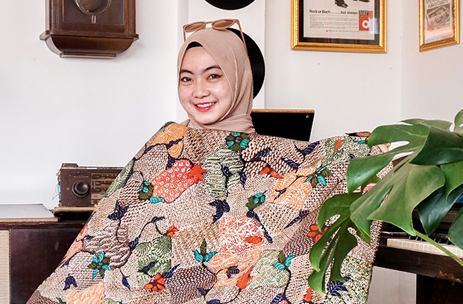 MIRIP PETA: Maya Dwiyanti terlihat semakin menawan saat mengenakan kain batik sekar jagad. (ABDUS SOMAD UNTUK RadarMadura.id)