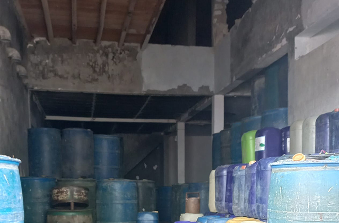 DIGEREBEK POLISI: Jeriken berbagai ukuran diduga berisi bahan bakar berada di gudang penyimpanan milik Kades Nonggunong, Pulau Sapudi, Herman.