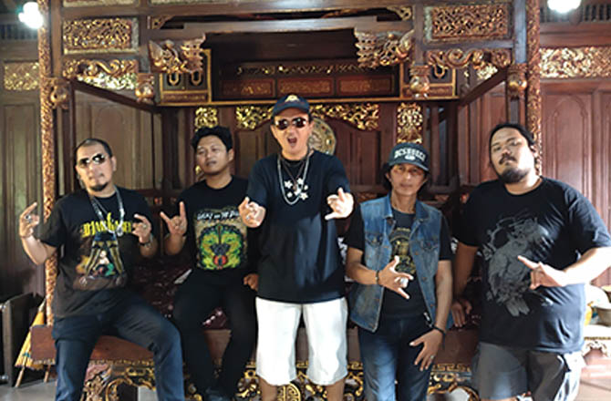 SPIRIT: Lucky Setyo Witjaksono (paling kiri) berfoto bersama teman-temanya di Rumah Adat Karya Tresna kemarin. (AYU LATIFAH/RadarMadura.id)