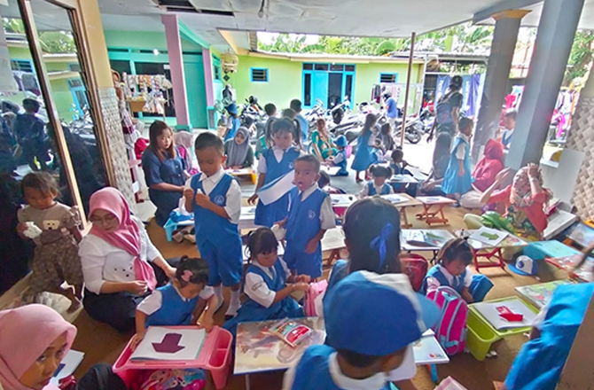 RUANG BELAJAR SEMENTARA: Beberapa murid TK Kartini 01 Pejagan sedang belajar kemarin. (AYU LATIFAH/RadarMadura.id)