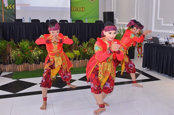 KOMPAK: Penari Sanggar Tarara saat membawakan tarian tandheng. DARSO UNTUK RadarMadura.id)
