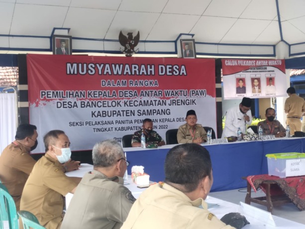 KHIDMAT: Camat Jrengik Zaiful Muqoddas (dua dari kiri menghadap depan) ketika memimpin musyawarah Pilkades Antarwaktu Desa Bancelok di Kecamatan Jrengik.