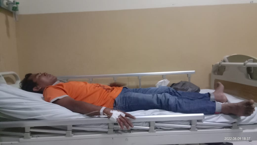 TIDAK BERDAYA: Maskur yang diduga dikeroyok oknum anggota DPRD Sampang terbaring lemas di RSUD Muhammad Zyn Sampang Selasa, (9/8). (Ma
