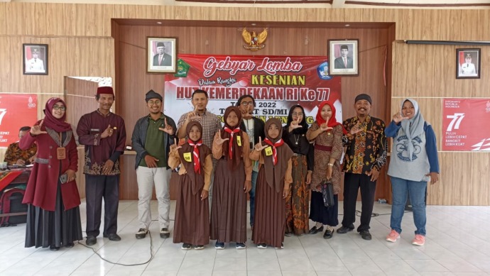 TIDAK LAZIM: Tiga dari enam pemenang lomba baca puisi bahasa Madura berfoto bersama guru pendamping, panitia, dan juri di pendapa kantor Kecamatan Lenteng, Sabtu (20/8). Tampak foto Presiden RI Joko Widodo berada di samping kiri Garuda Pancasila dan foto